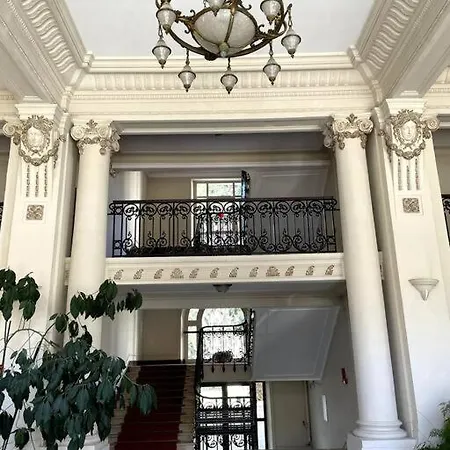 101 Pyrenees Palace アパート